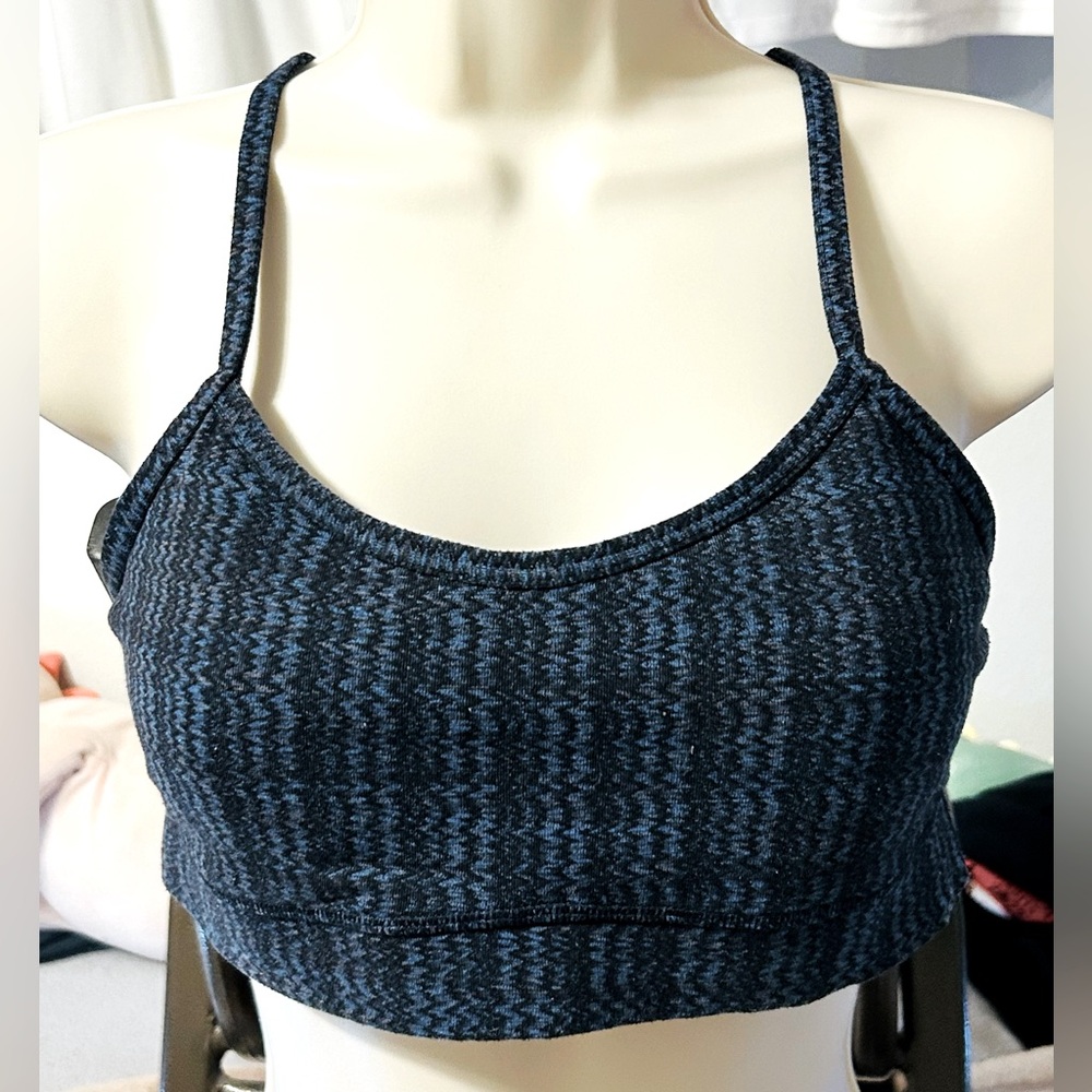 Lululemon Y Flow Sports Bra. Size 6